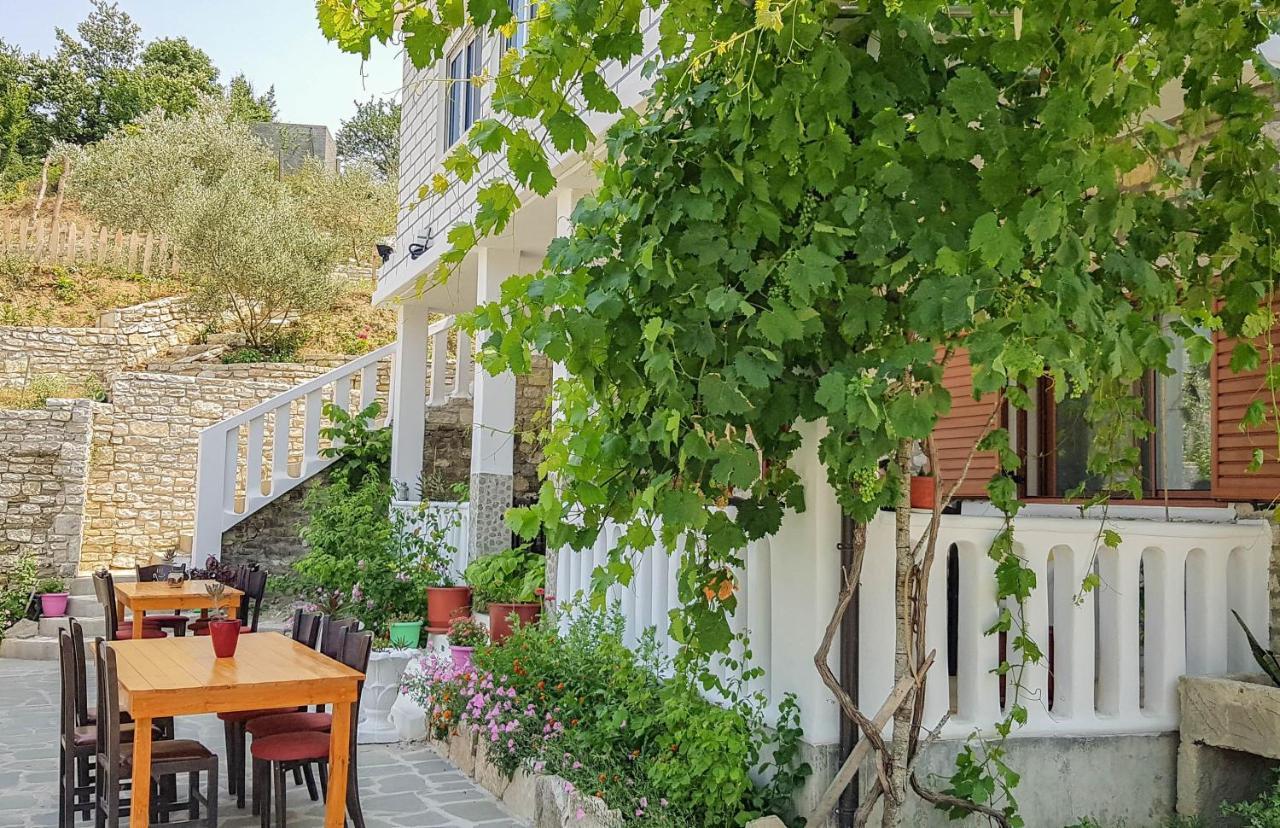 Villa Goliku Pestani Buitenkant foto