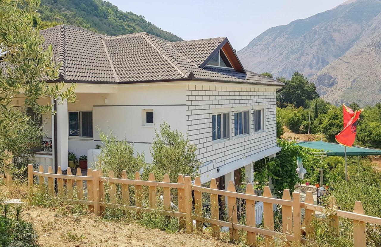 Villa Goliku Pestani Buitenkant foto